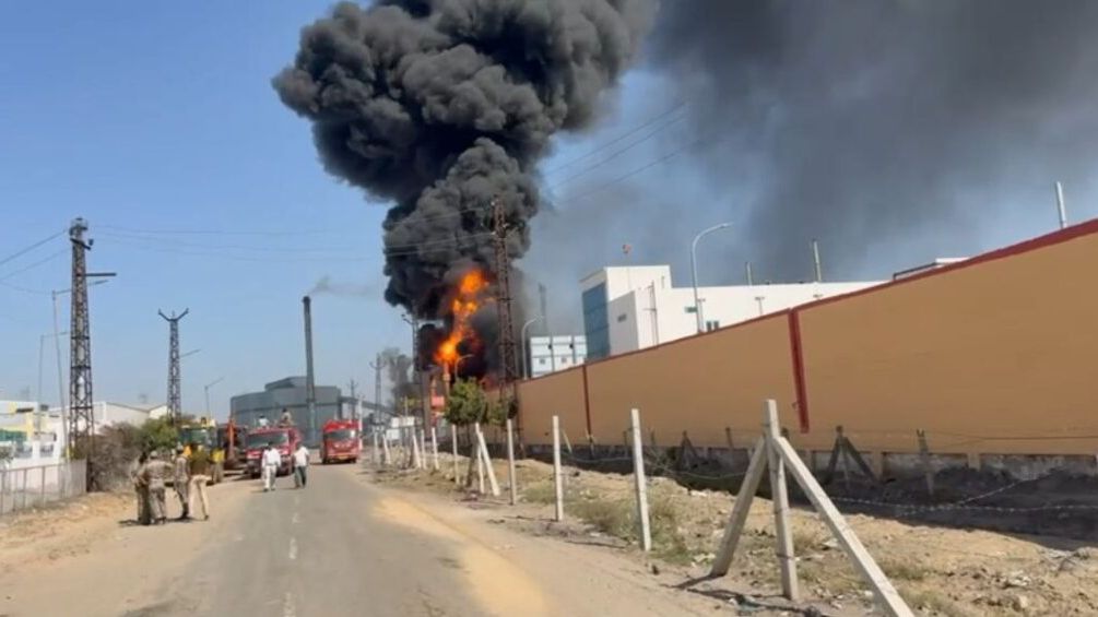 केमिकल फैक्ट्री में एक के बाद एक फटे दो टैंकर, आसमान में उठ रहा लापरवाही का धुआं 