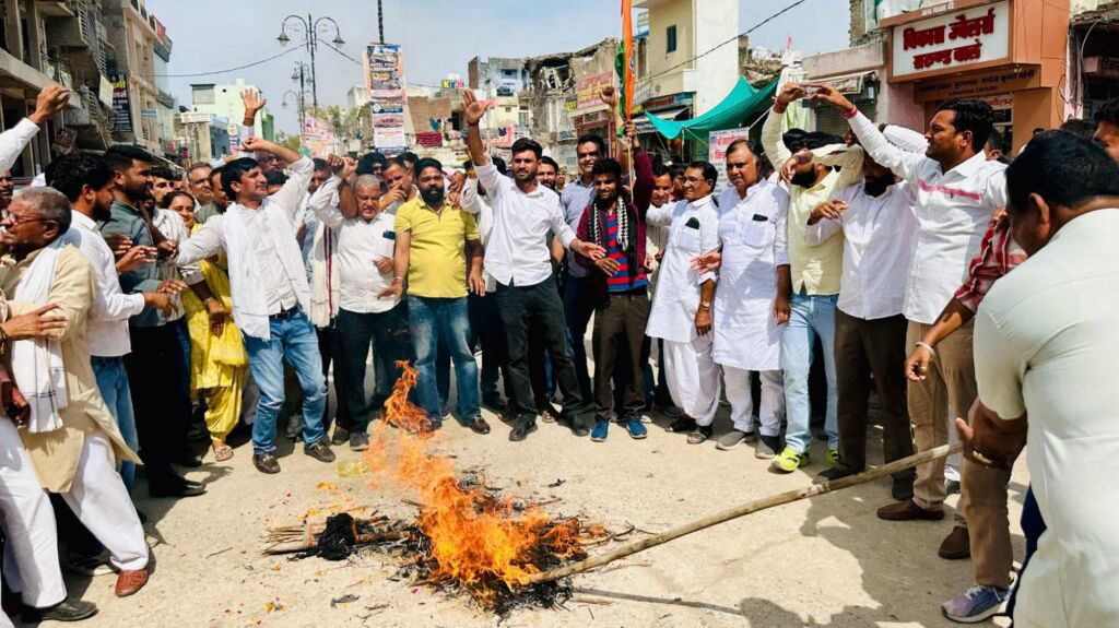 कोटपूतली-बहरोड़ जिले में एलपीजी संकट व बढ़ती महंगाई के खिलाफ कांग्रेस का धरना-प्रदर्शन