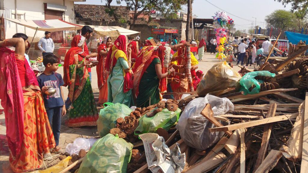 पावटा में भी उत्साह और प्रागपुरा में सामूहिक होलिका दहन