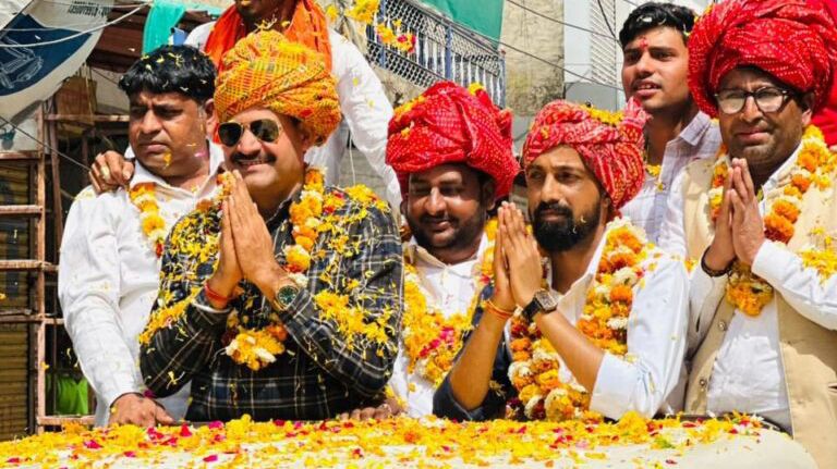 पावटा में ‘मोबाइल किंग एंड इलेक्ट्रॉनिक्स’ का शुभारंभ, रामस्वरूप कसाणा व तारा पूतली ने किया उद्घाटन