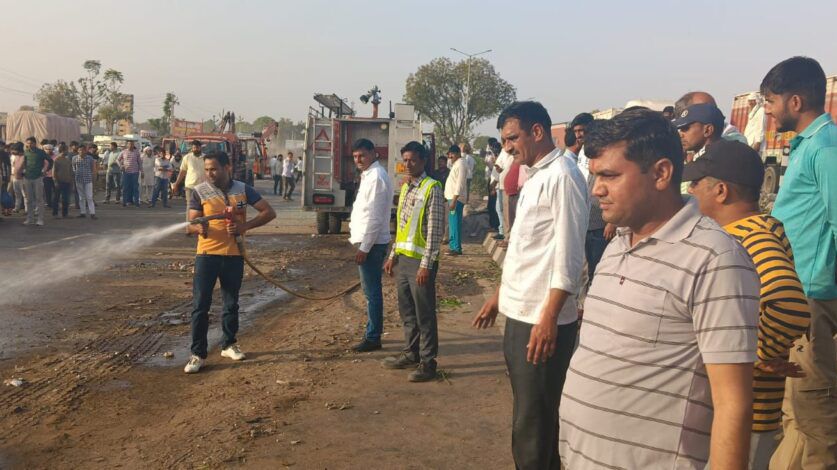 पावटा में जयपुर-दिल्ली हाईवे पर टायर फटने से पलटी श्रद्धालुओं से भरी स्लीपर बस, 58 घायल