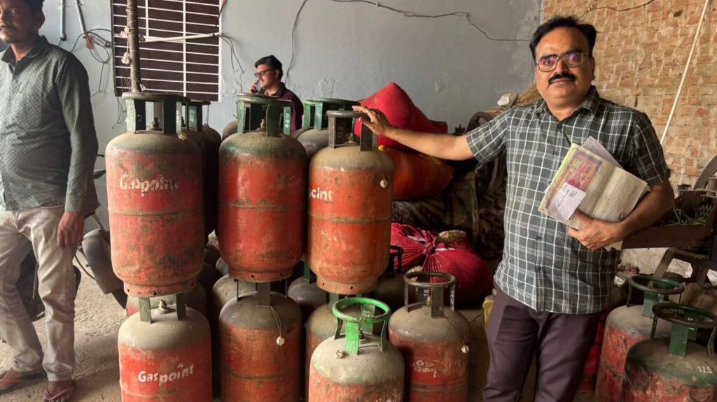 कोटपूतली-बहरोड़ जिले में अवैध गैस एजेंसी पर बड़ी कार्रवाई, 201 कॉमर्शियल सिलेंडर जब्त