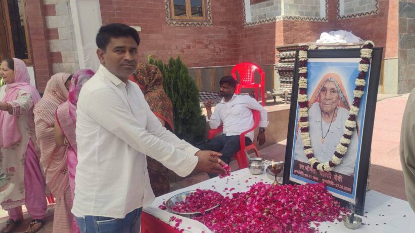 कोटपूतली-बहरोड़ जिले में नेता प्रतिपक्ष टीकाराम जूली की माताजी को श्रद्धांजलि, प्रागपुरा से पहुंचे कांग्रेस कार्यकर्ता