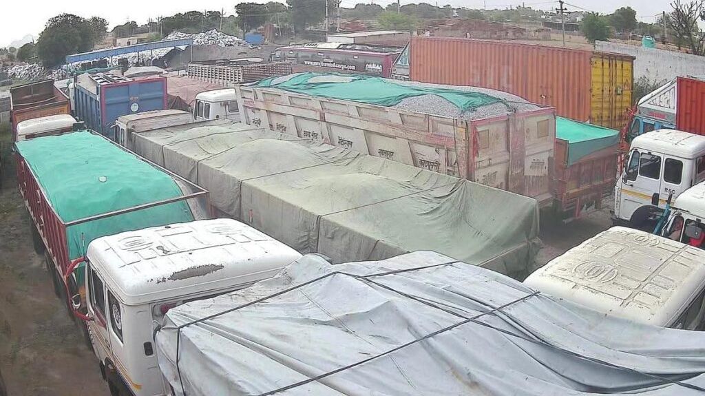 कोटपूतली-बहरोड़ जिले में हाईवे पर बड़ी कार्रवाई: 62 ओवरलोड व अनियमित वाहन जब्त कोटपूतली-बहरोड़ जिले में हाईवे पर बड़ी कार्रवाई: 62 ओवरलोड व अनियमित वाहन जब्त