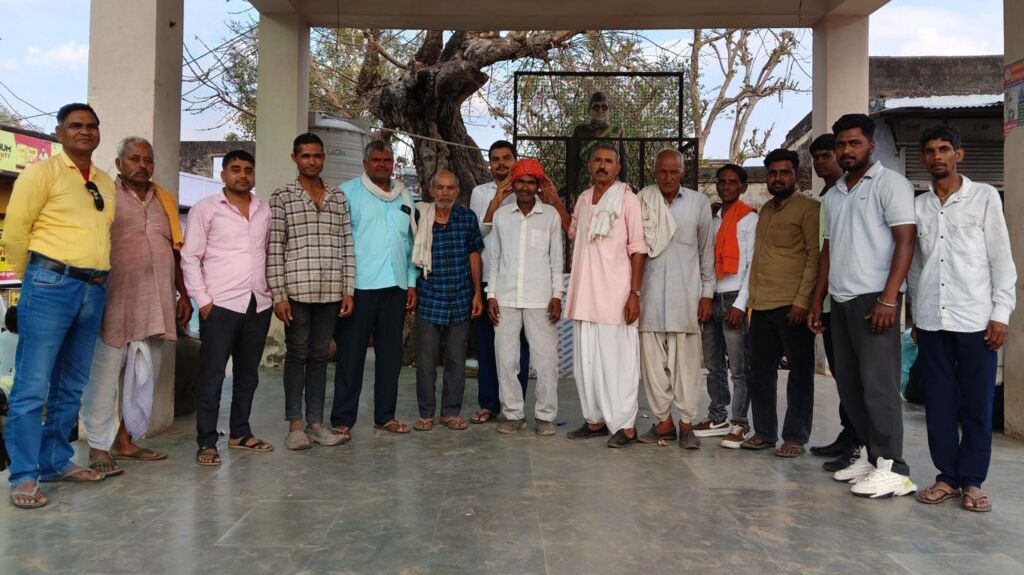 पावटा में निस्वार्थ सेवा का सम्मान: सुभाष चौक की सफाई में जुटे राजू वाल्मिकी का अभिनंदन पावटा में निस्वार्थ सेवा का सम्मान: सुभाष चौक की सफाई में जुटे राजू वाल्मिकी का ग्रामीणों ने किया अभिनंदन