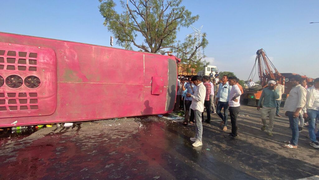 पावटा में जयपुर-दिल्ली हाईवे पर टायर फटने से पलटी श्रद्धालुओं से भरी स्लीपर बस, 58 घायल