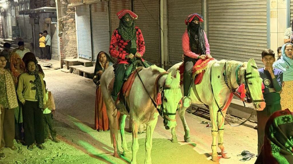 पावटा में बेटियों की घोड़ी पर निकली बिंदौरी, पहाड़ीवाल परिवार ने दिया बेटा-बेटी समानता का प्रेरक संदेश