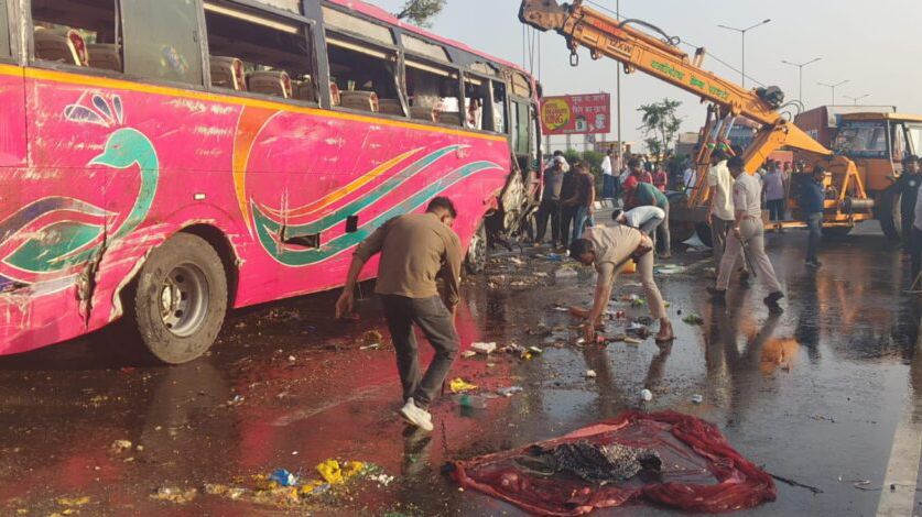 पावटा में जयपुर-दिल्ली हाईवे पर टायर फटने से पलटी श्रद्धालुओं से भरी स्लीपर बस, 58 घायल