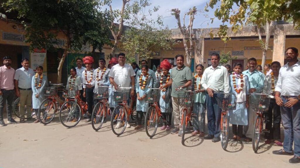 राजस्थान सरकार की मुख्यमंत्री साइकिल योजना से खिले छात्राओं के चेहरे; मुखराम धनकड़ बोले — शिक्षित बेटी दो परिवार संवारती है