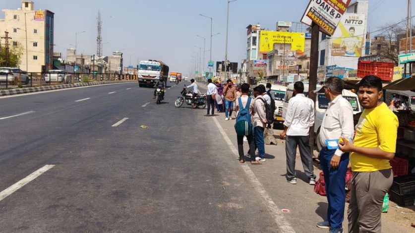 पावटा में स्थाई बस स्टैंड का अभाव, यात्रियों को सड़क किनारे बसों का करना पड़ता है इंतजार पावटा में स्थाई बस स्टैंड का अभाव, यात्रियों को सड़क किनारे बसों का करना पड़ता है इंतजार