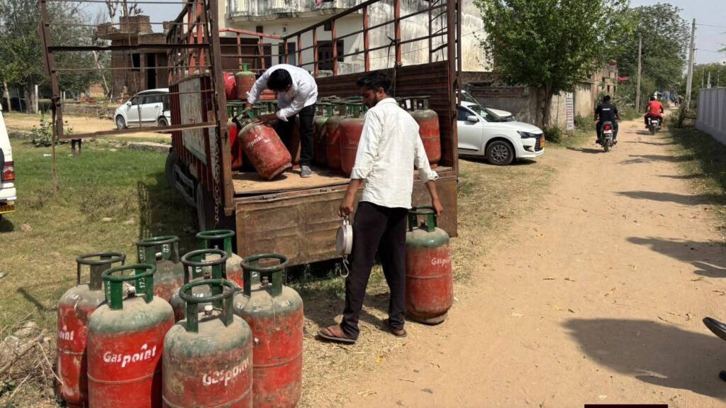 कोटपूतली-बहरोड़ जिले में अवैध गैस एजेंसी पर बड़ी कार्रवाई, 201 कॉमर्शियल सिलेंडर जब्त