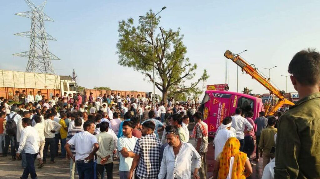 पावटा में जयपुर-दिल्ली हाईवे पर टायर फटने से पलटी श्रद्धालुओं से भरी स्लीपर बस, 58 घायल