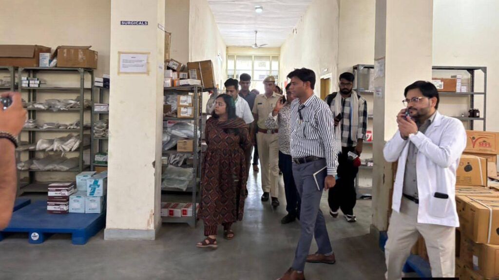 कोटपूतली-बहरोड़ जिला कलक्टर अपर्णा गुप्ता का बीडीएम अस्पताल में औचक निरीक्षण