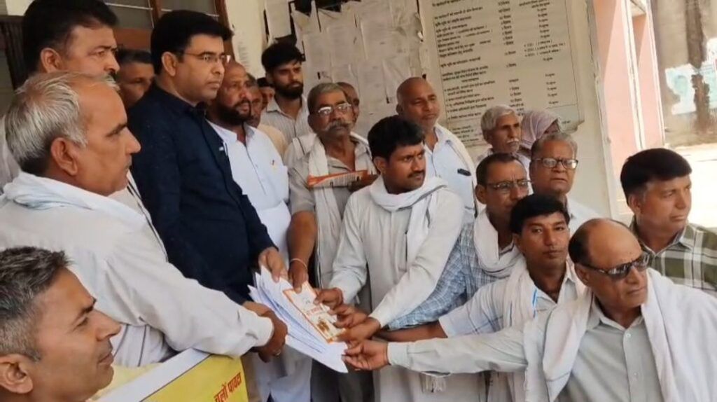 पावटा में गोवंश संरक्षण को लेकर पैदल मार्च, राष्ट्रपति-प्रधानमंत्री के नाम सौंपे ज्ञापन