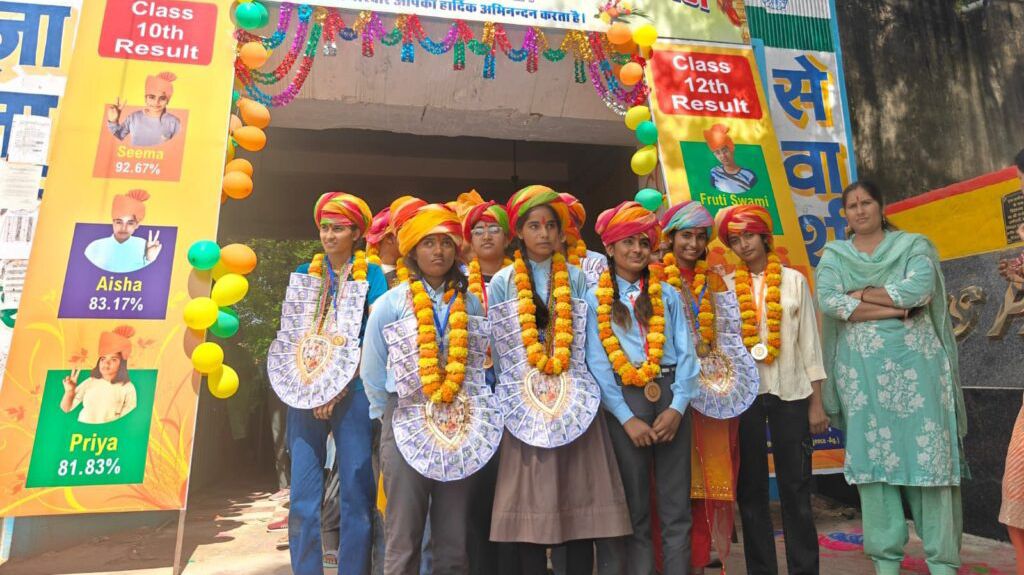 पावटा स्कूल में मेधावी विद्यार्थियों का भव्य सम्मान, स्कूटी-टैबलेट व नगद प्रोत्साहन से बढ़ाया हौसला