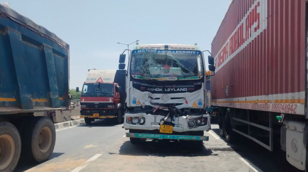 पावटा में एनएच-48 पर सड़क हादसा : बस-बोलेरो सहित कई वाहन भिड़े, लगा लंबा जाम