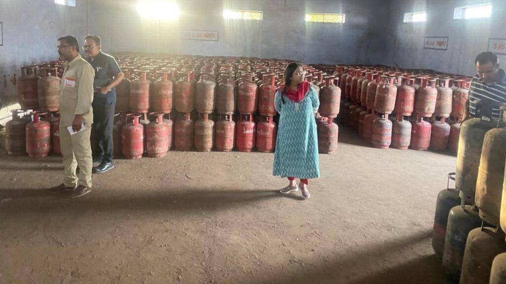 कोटपूतली-बहरोड़ जिला कलेक्टर अर्पणा गुप्ता ने इंडेन गैस एजेंसी का किया निरीक्षण कोटपूतली-बहरोड़ जिला कलेक्टर अर्पणा गुप्ता ने इंडेन गैस एजेंसी का किया निरीक्षण