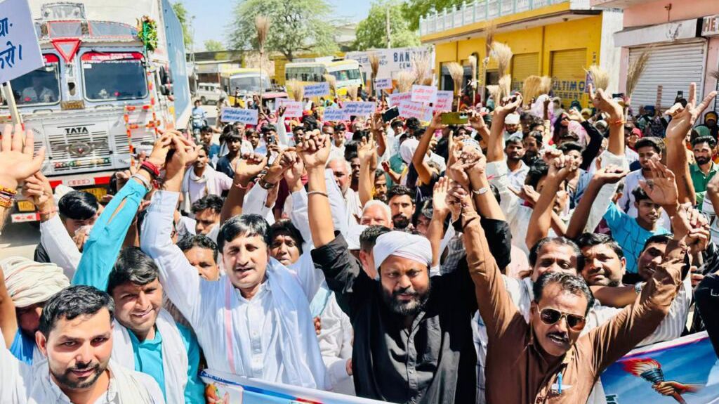 कोटपूतली-बहरोड़ जिले में ठेका प्रथा के विरोध में सफाईकर्मियों का उग्र प्रदर्शन, कलेक्ट्रेट पर धरना प्रदर्शन