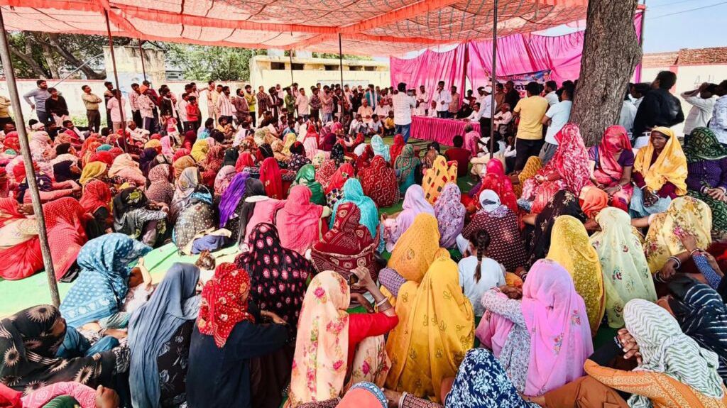 कोटपूतली-बहरोड़ जिले में ठेका प्रथा के विरोध में सफाईकर्मियों का उग्र प्रदर्शन, कलेक्ट्रेट पर धरना प्रदर्शन