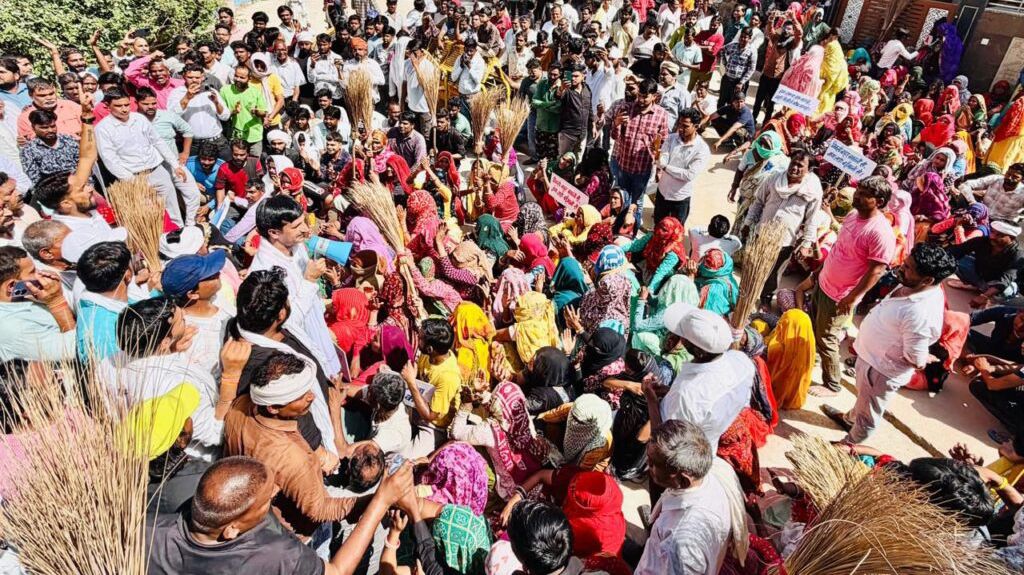 कोटपूतली-बहरोड़ जिले में ठेका प्रथा के विरोध में सफाईकर्मियों का उग्र प्रदर्शन, कलेक्ट्रेट पर धरना प्रदर्शन