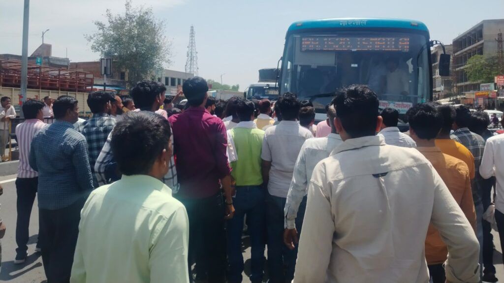 पावटा में एनएच-48 पर सड़क हादसा : बस-बोलेरो सहित कई वाहन भिड़े, लगा लंबा जाम