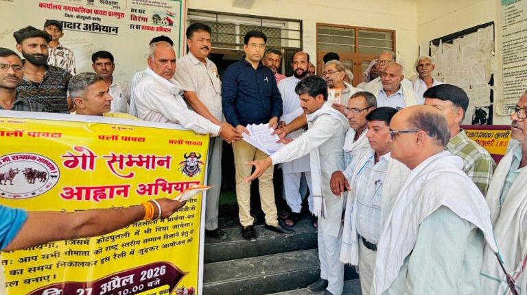 पावटा में गोवंश संरक्षण को लेकर पैदल मार्च, राष्ट्रपति-प्रधानमंत्री के नाम सौंपे ज्ञापन