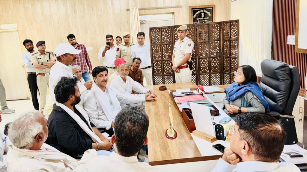 कोटपूतली-बहरोड़ जिले में ठेका प्रथा के विरोध में सफाईकर्मियों का उग्र प्रदर्शन, कलेक्ट्रेट पर धरना प्रदर्शन