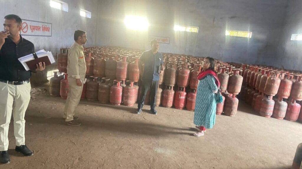 कोटपूतली-बहरोड़ जिला कलेक्टर अर्पणा गुप्ता ने इंडेन गैस एजेंसी का किया निरीक्षण कोटपूतली-बहरोड़ जिला कलेक्टर अर्पणा गुप्ता ने इंडेन गैस एजेंसी का किया निरीक्षण