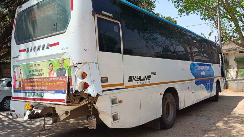 पावटा में एनएच-48 पर सड़क हादसा : बस-बोलेरो सहित कई वाहन भिड़े, लगा लंबा जाम