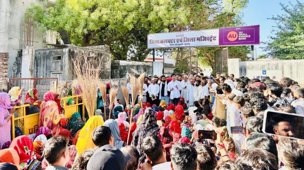 कोटपूतली-बहरोड़ जिले में ठेका प्रथा के विरोध में सफाईकर्मियों का उग्र प्रदर्शन, कलेक्ट्रेट पर धरना प्रदर्शन