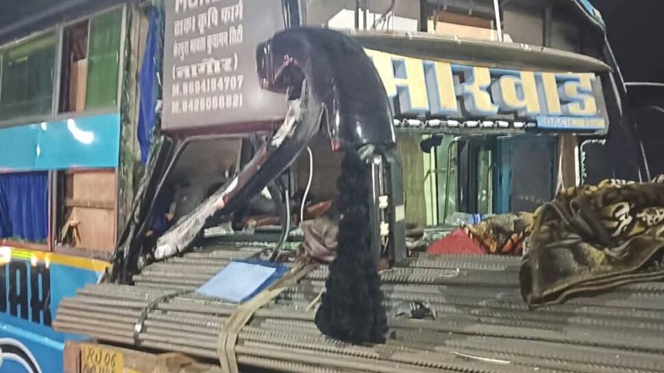 कोटपूतली-बहरोड़ जिले में भीषण सड़क हादसा: बस-ट्रेलर भिड़ंत में 2 की मौत, 21 घायल