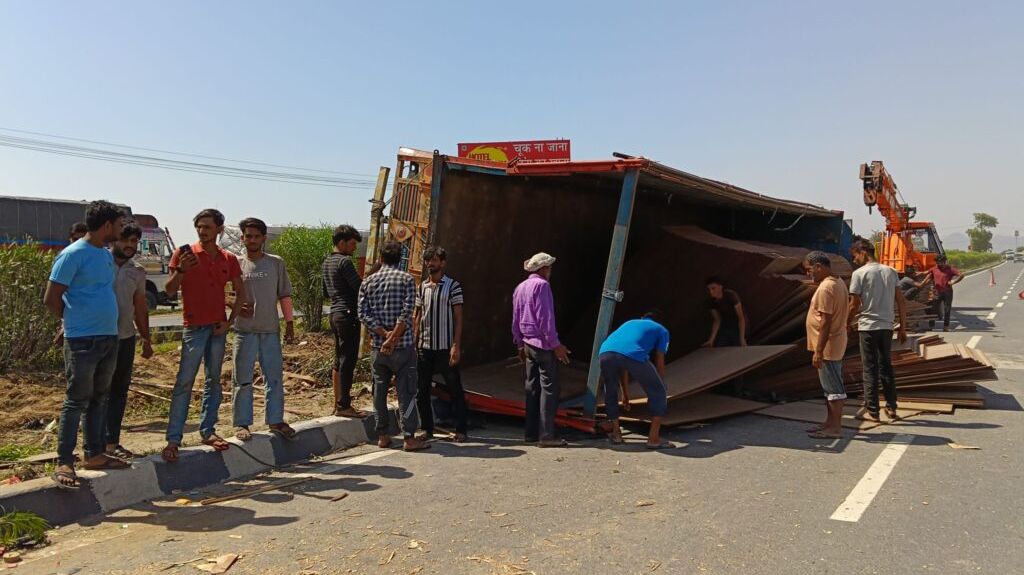 कोटपूतली-बहरोड़ जिले में बड़ा हादसा टला: प्लाईबोर्ड से भरा ट्रेलर डिवाइडर पार कर पलटा कोटपूतली-बहरोड़ जिले में बड़ा हादसा टला: प्लाईबोर्ड से भरा ट्रेलर डिवाइडर पार कर पलटा