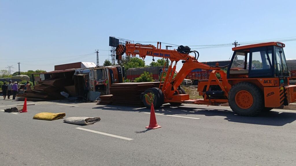 कोटपूतली-बहरोड़ जिले में बड़ा हादसा टला: प्लाईबोर्ड से भरा ट्रेलर डिवाइडर पार कर पलटा कोटपूतली-बहरोड़ जिले में बड़ा हादसा टला: प्लाईबोर्ड से भरा ट्रेलर डिवाइडर पार कर पलटा