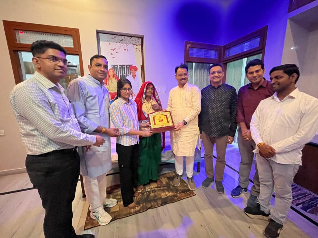 पावटा के कुनेड़ में डिप्टी सीएम डॉ. प्रेमचंद बैरवा का भव्य स्वागत, जीएल यादव के नेतृत्व में उमड़ा जनसैलाब पावटा के कुनेड़ में डिप्टी सीएम डॉ. प्रेमचंद बैरवा का भव्य स्वागत, जीएल यादव के नेतृत्व में उमड़ा जनसैलाब