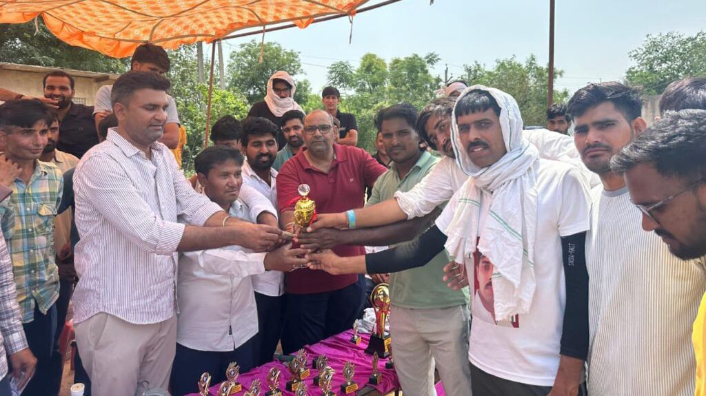 कोटपूतली-बहरोड़ जिले में बालाजी क्रिकेट टूर्नामेंट का रोमांचक फाइनल, हरिपुरा पाटन टीम ने जीता खिताब