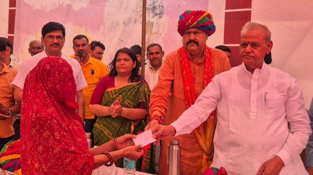 पावटा के ग्राम भैंसलाना में सरकार की जनकल्याणकारी योजनाओं का प्रचार-प्रसार पावटा के ग्राम भैंसलाना में सरकार की जनकल्याणकारी योजनाओं का प्रचार-प्रसार