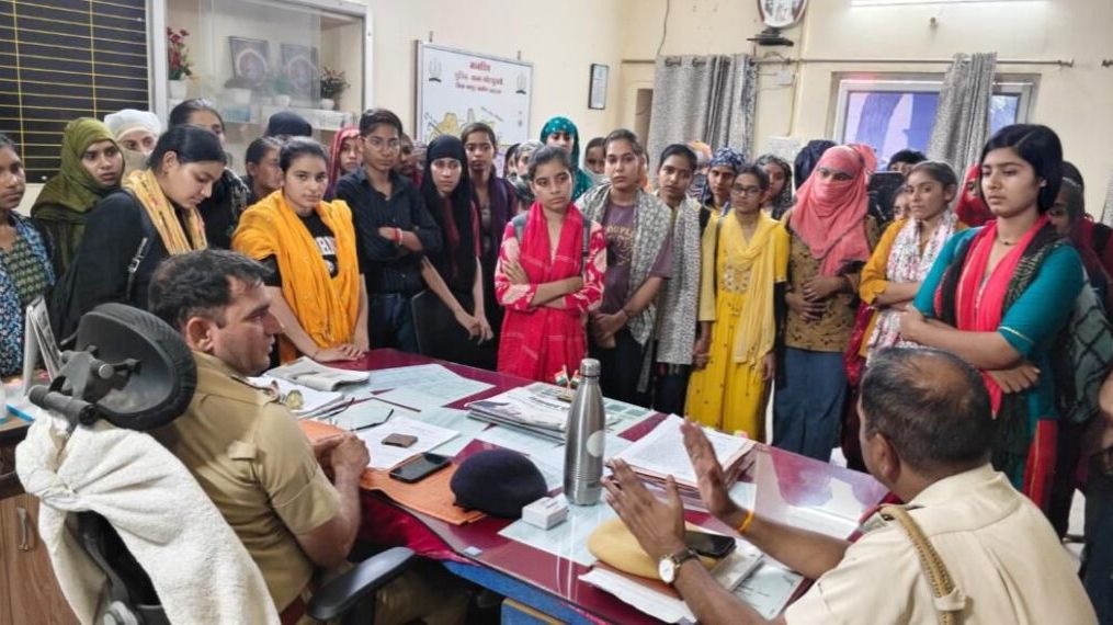 कोटपूतली-बहरोड़ जिले के पुलिस थाने का छात्र-छात्राओं ने किया भ्रमण, साइबर सुरक्षा और पुलिस कार्यशैली की दी जानकारी