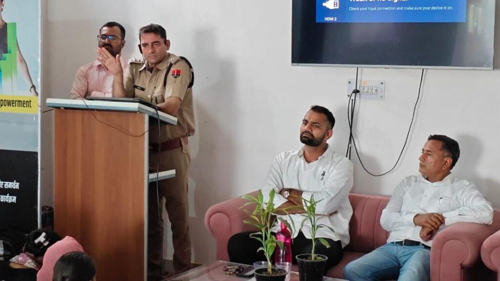 कोटपूतली-बहरोड़ जिले के पुलिस थाने का छात्र-छात्राओं ने किया भ्रमण, साइबर सुरक्षा और पुलिस कार्यशैली की दी जानकारी