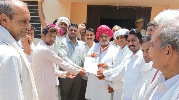 बानसूर में किसान महापंचायत का प्रदर्शन, CM के नाम SDM को सौंपा 9 मांगों का ज्ञापन बानसूर में किसान महापंचायत का प्रदर्शन