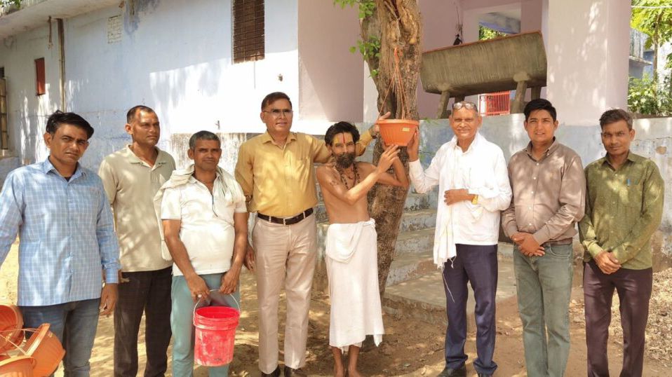 पावटा में पक्षियों की सेवा को आगे आया समाज, एक कदम गांव की ओर अभियान के तहत लगाये परिंडे पावटा में पक्षियों की सेवा को आगे आया समाज, एक कदम गांव की ओर अभियान के तहत लगाये परिंडे
