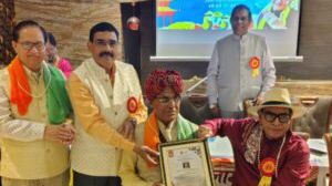 पावटा के कवि कन्हैयालाल भ्रमर को वियतनाम में मिला अंतरराष्ट्रीय सम्मान, सपत्नीक हुए सम्मानित