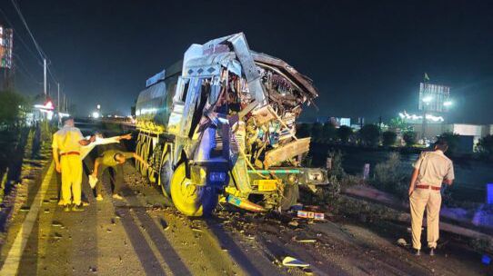 हाइवे पर हादसा : केमिकल टैंकर रिसाव के बाद यातायात नियंत्रित कर प्रागपुरा पुलिस ने करवाया सुरक्षित रेस्क्यू हाइवे पर हादसा : केमिकल टैंकर रिसाव के बाद यातायात नियंत्रित कर प्रागपुरा पुलिस ने करवाया सुरक्षित रेस्क्यू