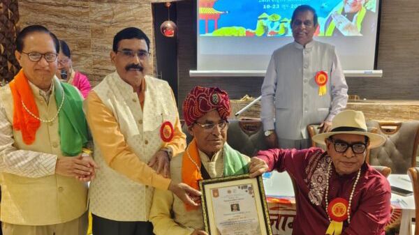 पावटा के कवि कन्हैयालाल भ्रमर को वियतनाम में मिला अंतरराष्ट्रीय सम्मान, सपत्नीक हुए सम्मानित