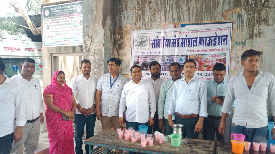 पावटा उपजिला अस्पताल में सांवरिया सेठ सोशल फाउंडेशन के तहत मरीजों को पिलाया शीतल शरबत