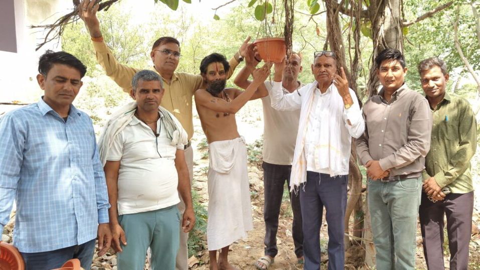 पावटा में पक्षियों की सेवा को आगे आया समाज, एक कदम गांव की ओर अभियान के तहत लगाये परिंडे पावटा में पक्षियों की सेवा को आगे आया समाज, एक कदम गांव की ओर अभियान के तहत लगाये परिंडे