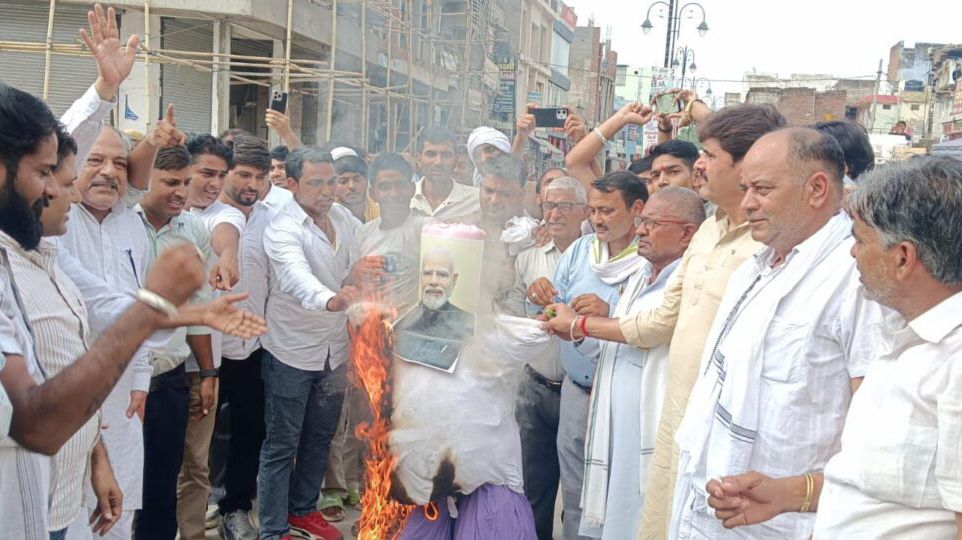नीट पेपर लीक और छात्र हितों को लेकर कांग्रेस का प्रदर्शन, शिक्षा मंत्री व प्रधानमंत्री के इस्तीफे की उठी मांग