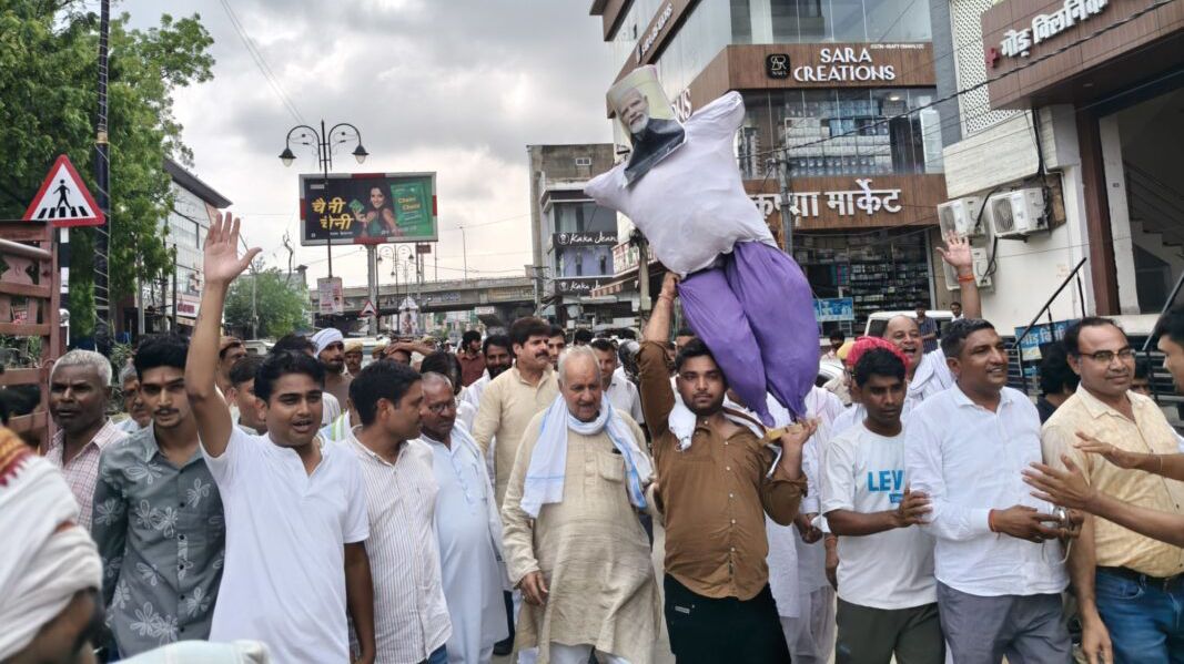 नीट पेपर लीक और छात्र हितों को लेकर कांग्रेस का प्रदर्शन, शिक्षा मंत्री व प्रधानमंत्री के इस्तीफे की उठी मांग