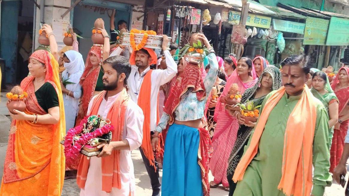 पावटा कस्बे में राधे-राधे की जयघोष और पुष्पवर्षा के बीच निकली कलश यात्रा पावटा कस्बे में राधे-राधे की जयघोष और पुष्पवर्षा के बीच निकली कलश यात्रा