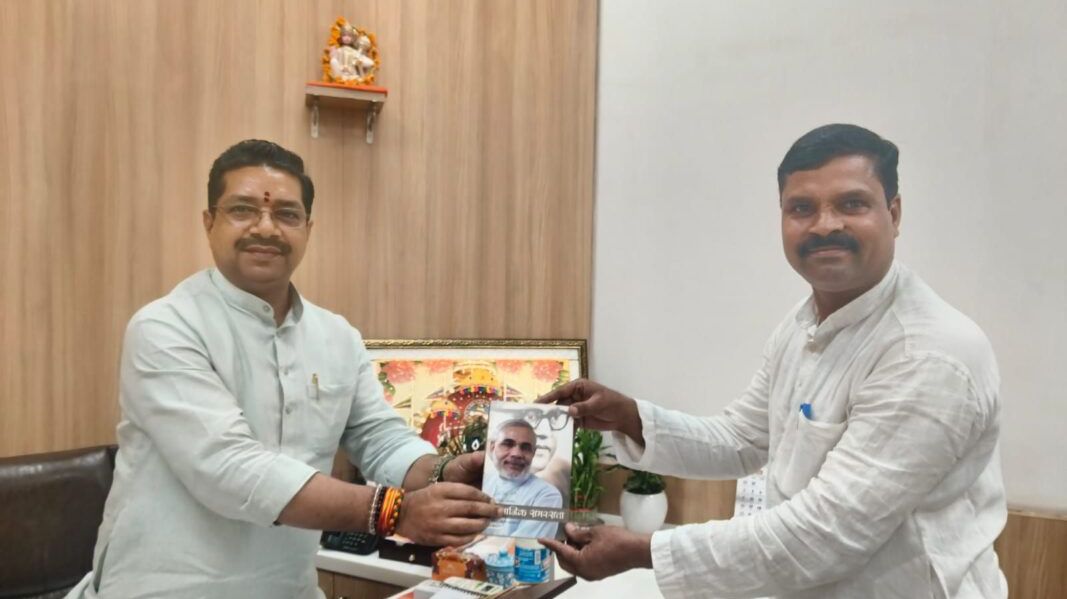 पावटा क्षेत्र के जल प्रहरी दीपसिंह ने भाजपा संगठन महामंत्री से मुलाकात कर प्रधानमंत्री मोदी की पुस्तक भेंट की पावटा क्षेत्र के जल प्रहरी दीपसिंह ने भाजपा संगठन महामंत्री से मुलाकात कर प्रधानमंत्री मोदी की पुस्तक भेंट की