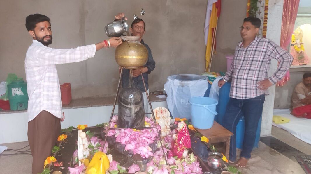 पावटा क्षेत्र के सीताराम मंदिर में गन्ने के रस से हुआ महाभिषेक पावटा क्षेत्र के सीताराम मंदिर में गन्ने के रस से हुआ महाभिषेक
